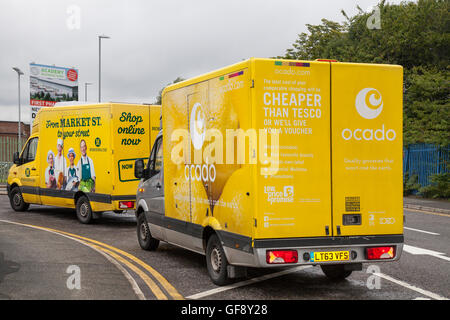 Ocado Zitrone van Livery & Morrisons Supermarkt Lebensmittel Lieferservice Food Store Fahrzeuge; online Fuhrpark liefern, Lebensmittel und Dinge des tägl. Bedarfs in Liverpool, Merseyside, UK Stockfoto