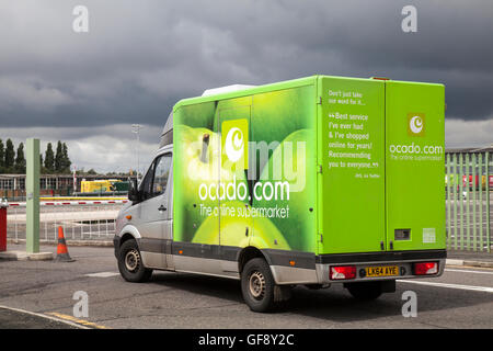 Ocado Apple Van livery & Morrisons Supermarkt Lebensmittel Lieferservice Food Store Fahrzeuge; online Fuhrpark liefern, Lebensmittel und Dinge des tägl. Bedarfs in Liverpool, Merseyside, UK Stockfoto