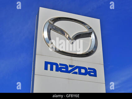 Moskau, Russland - 10. Oktober 2015: Logo von Mazda Corporation am 10. Oktober 2015. Mazda ist die japanische Automobilindustrie Fertigu Stockfoto