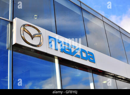 Moskau, Russland - 10. Oktober 2015: Logo von Mazda Corporation am 10. Oktober 2015. Stockfoto