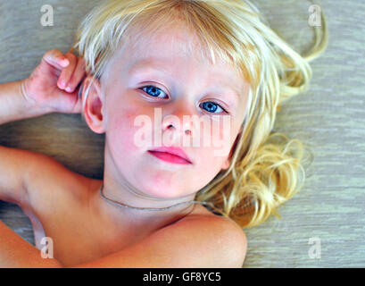 Porträt eines kleinen Jungen mit langen blonden Haaren Stockfoto