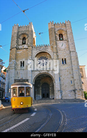 Lissabon, PORTUGAL - 14. NOVEMBER: Alte gelbe Straßenbahn fährt von der Straße der historischen Zentrum von Lissabon am 14. November 2013. Stockfoto