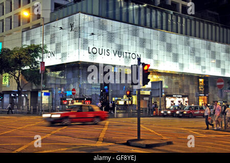 HONG KONG, CHINA - 8 Juni: Louis Vuitton Flagshipstore auf der Causeway Bay street in Hong Kong am 8. Juni 2012. Stockfoto