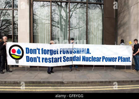 Fukushima Jahrestag März, London. Protest gegen die japanischen Kernkraftwerk Sendai neu organisiert. Stockfoto