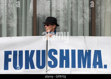 Fukushima Jahrestag März, London. Protest gegen die japanischen Kernkraftwerk Sendai neu organisiert. Stockfoto