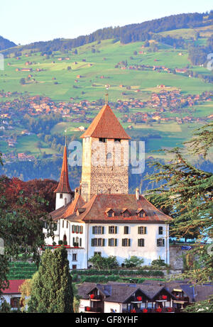 SPIEZ, Schweiz - 19 AUGUST: Berühmte alte Spiez Schloss in Spiez Stadt am 19. August 2011. Stockfoto