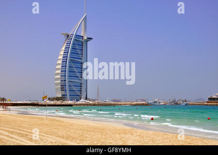 DUBAI, Vereinigte Arabische Emirate - Juni 11: Burj Al Arab, das teuerste Hotel der Welt in Dubai Stadt am 11. Juni 2012. Stockfoto