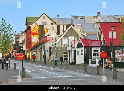 REYKJAVIK, Island - 5. Juni: Leute geht auf der Straße von Reykjavik downtown am 5. Juni 2013. Stockfoto