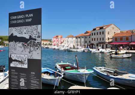 STARI GRAD, Kroatien - 17 Juli: Panorama der Altstadt mit einem Stadtplan von Stari Grad auf 17. Juli 2012. Stockfoto