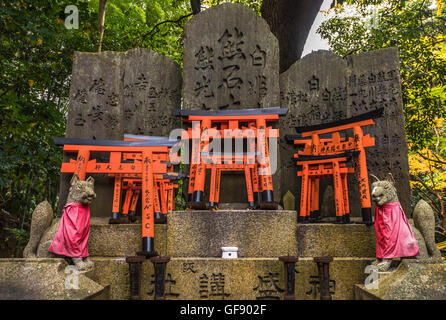 Fox-Skulptur in Fushimi Inari Schrein, Kyoto, Japan Stockfoto