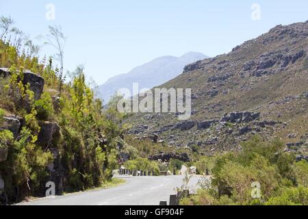 Leere Strecke zwischen Bergen Stockfoto