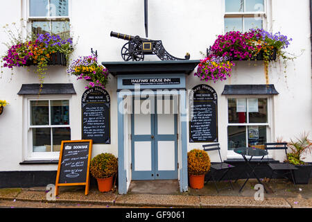 Außenansicht der Eingang zum Halfway House Inn in der malerischen Cornwall Fischerdorf Kingsand auf der Rame Halbinsel, Cornwall, Großbritannien Stockfoto