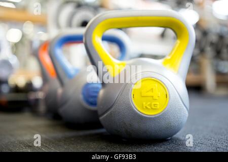 EIGENTUM FREIGEGEBEN. Nahaufnahme der schweren Kettlebells auf Boden angeordnet. Stockfoto