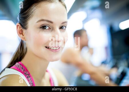 EIGENTUM FREIGEGEBEN. -MODELL VERÖFFENTLICHT. Porträt der lächelnde junge Frau, close-up. Stockfoto