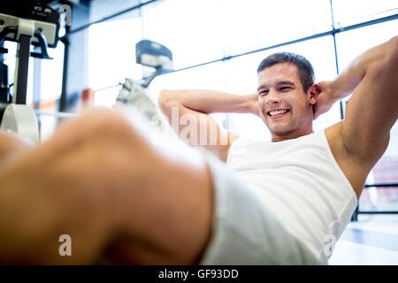EIGENTUM FREIGEGEBEN. -MODELL VERÖFFENTLICHT. Junger Mann im Fitness-Studio trainieren. Stockfoto