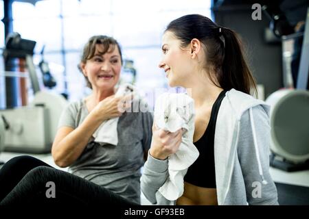 EIGENTUM FREIGEGEBEN. -MODELL VERÖFFENTLICHT. Frau im Gespräch miteinander nach dem Training im Fitness-Studio. Stockfoto