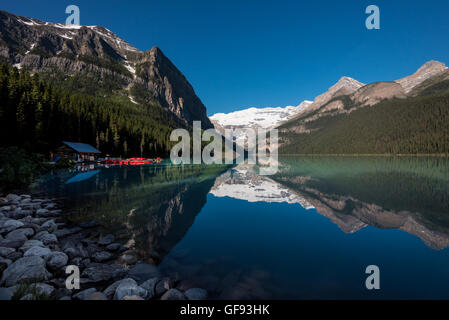 Lake Louise Bootshaus mit Gebirge Spiegelung Stockfoto