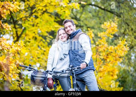 -MODELL VERÖFFENTLICHT. Junges Paar Rad zusammen, Porträt. Stockfoto
