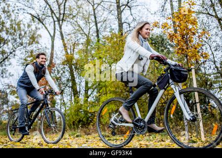 -MODELL VERÖFFENTLICHT. Porträt des jungen Paares Radfahren zusammen. Stockfoto