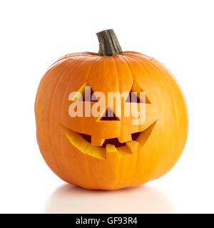Jack o Lantern (Cucurbita Pepo) Kürbis mit einem geschnitzten Gesicht für Halloween, Studio gedreht. Stockfoto