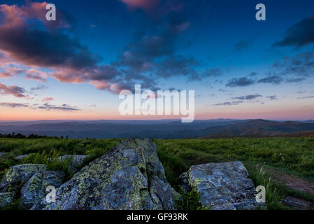 Flechten bedeckt Felsen bei Sonnenuntergang mit Blick auf die Blue Ridge mountains Stockfoto