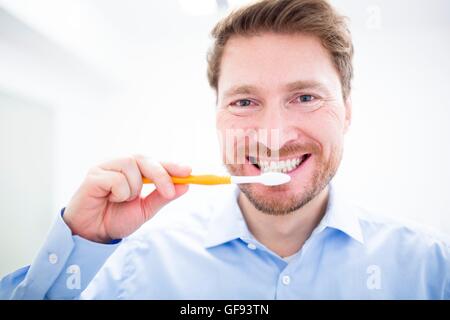 -MODELL VERÖFFENTLICHT. Zahnarzt putzen Zähne, Porträt, Nahaufnahme. Stockfoto