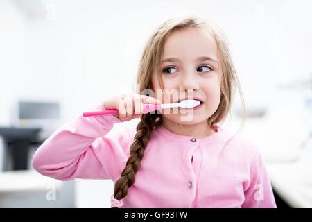 -MODELL VERÖFFENTLICHT. Mädchen, Zähne putzen, close-up. Stockfoto