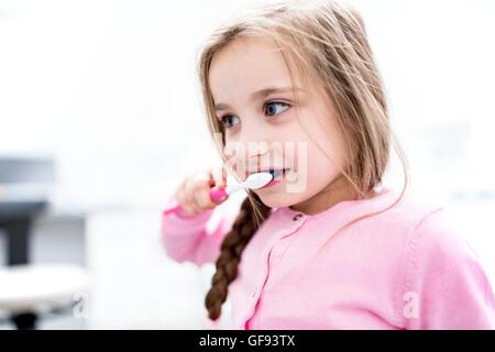 -MODELL VERÖFFENTLICHT. Mädchen, Zähne putzen, close-up. Stockfoto
