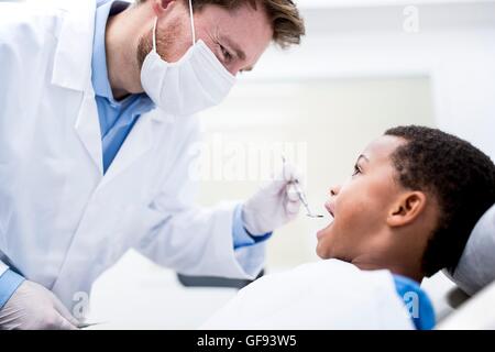 -MODELL VERÖFFENTLICHT. Arzt Untersuchung junge Zähne in Klinik. Stockfoto