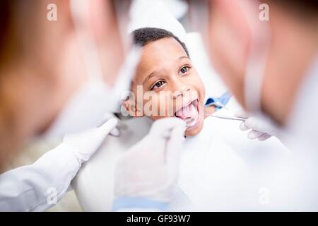 -MODELL VERÖFFENTLICHT. Ärzte untersuchen des jungen Zähne in Klinik. Stockfoto