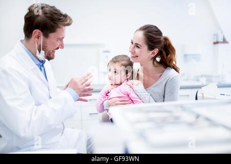 -MODELL VERÖFFENTLICHT. Zahnarzt erklären Patient Mutter in Klinik. Stockfoto