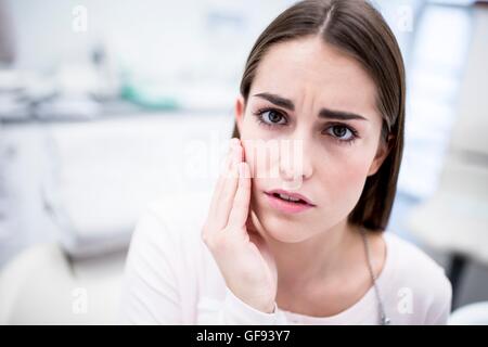 -MODELL VERÖFFENTLICHT. Junge Frau leidet Zahnschmerzen, Porträt. Stockfoto