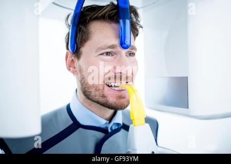 -MODELL VERÖFFENTLICHT. Mitte erwachsener Mann mit x-ray in Klinik. Stockfoto