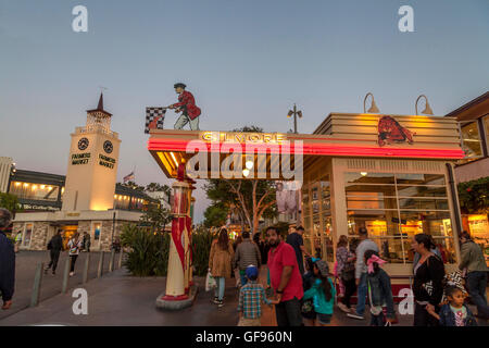 Historischen Gilmore Oil Co. Tankstelle auf dem Bauernmarkt, Los Angeles, Kalifornien, USA Stockfoto