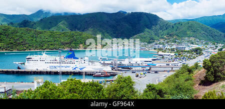 Der Fährhafen und die Stadt von Picton in Neuseeland mit der jetzt im Ruhestand DEV Arahura Fähre im Hafen. Stockfoto