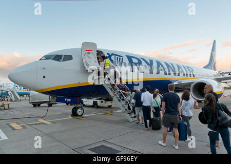 Passagiere an Bord eines Ryanair Boeing 737-800 Flugzeuge auf dem Vorfeld des Manchester Airport (nur zur redaktionellen Verwendung). Stockfoto