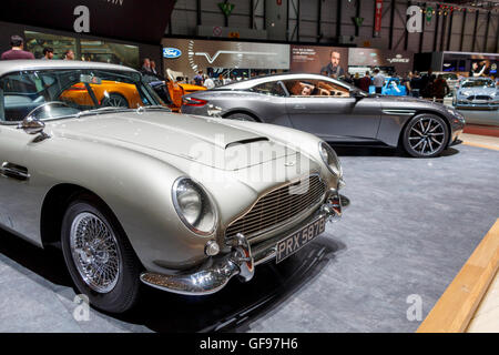 Aston MArtin DB6 mit modernen Aston Martin im Hintergrund. Am 86. internationalen Automobilsalon Genf Stockfoto