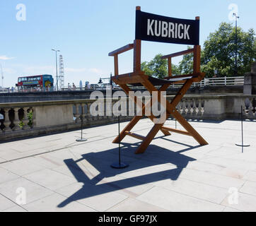 Ein über große Regiestuhl außerhalb Somerset House England UK fördert eine Kunstausstellung von Stanley Kubricks Filmen inspiriert Stockfoto