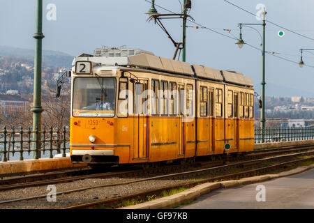 Aufnahme einer Straßenbahn in Budapest Ungarn übernommen. Modell - Ganz-KCSV-7 Stockfoto