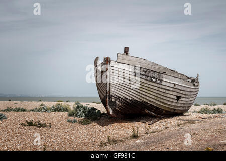 Alten Holzboot gestrandet am Strand Stockfoto