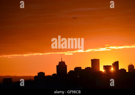 Glühend orange Sonnenuntergang hinter Stadtgebäude Silhouette (North Sydney, Australien) Stockfoto