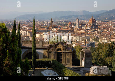 Die berühmte Skyline von Florenz, dominiert von der Torre d'Arnolfo des Palazzo Vecchio und der Campanile und die Kuppel des Doms Stockfoto