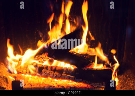 Nahaufnahme von Brennholz im Kamin verbrennen Stockfoto