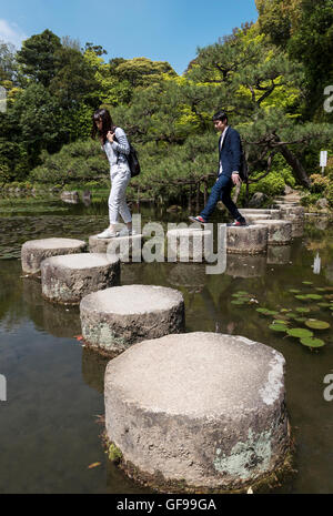 Trittsteine im Teich im Garten des Heian Jingu Schrein, Kyoto, Japan Stockfoto