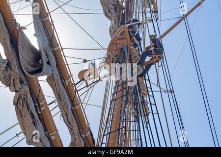 Crew von Fryderyk Chopin Brig aus Polen den Mast am Morgen segeln wird vorbereitet Stockfoto