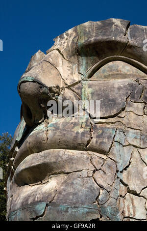 Detail des Igor Mitorajs "Tyndareos geknackt" (1998): moderne Skulptur in den Giardini di Boboli, Florenz, Toskana, Italien Stockfoto