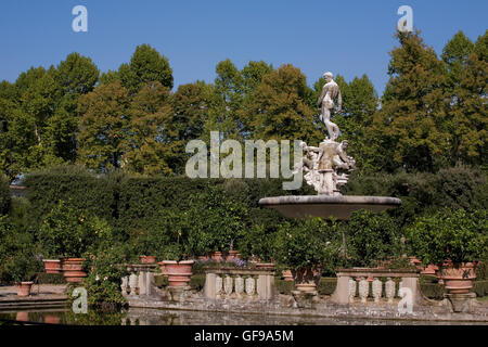 Die Isolotto, mit seinen Brunnen Oceanus von Giambologna, Boboli-Gärten, Florenz, Toskana, Italien Stockfoto