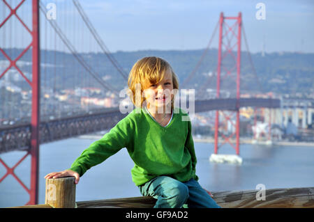 Lächelnde junge an der Brücke "Golden Gate" in Lissabon, Portugal Stockfoto