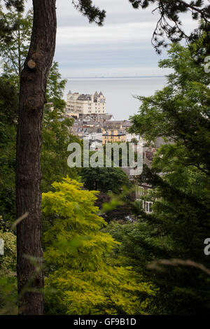 Ein Blick auf das Grand Hotel Llandudno entnommen Haulfre Gärten auf den Great Orme Stockfoto