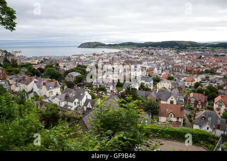 Llandudno Stadt und North Shore in Nord-Wales von Haulfre Gärten an der Seite der Great Orme aus gesehen Stockfoto